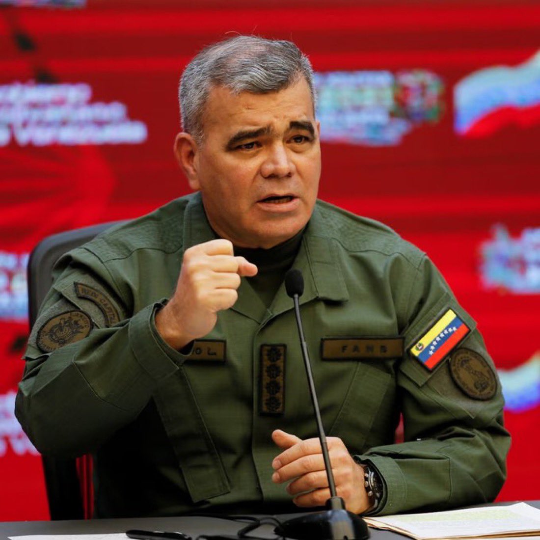 🇻🇪 | URGENTE: Sky News reporta que la casa del ministro de Defensa venezolano, Vladimir Padrino López, en Caracas ha sido bombardeada.