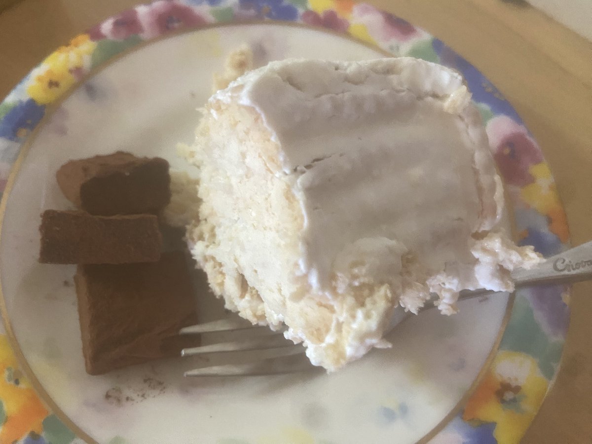 去年流行ってたヨーグルトとココナッツサブレで作るチーズケーキを作ってみた！
ペーパータオルを使って、水分を抜いたヨーグルトにサブレ16枚をブッ刺して丸一日冷蔵庫へ…
レモン果汁や蜂蜜で味変すればレアチーズ感がでますね♡