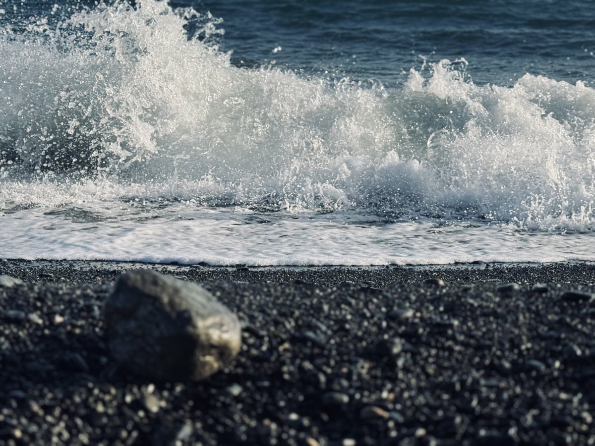 昨日は羽衣伝説のある三保の松原へ

三保の漁師が松にかかった美しい羽衣を手に入れ持ち帰ろうとした所を天女に声をかけられる
羽衣がないと天に帰れない天女は返してもらう代わりに舞いを披露し返してもらうという物語

羽衣伝説は各地にあるけど富士山のお膝元というのが伝説に味を足してくれますね
