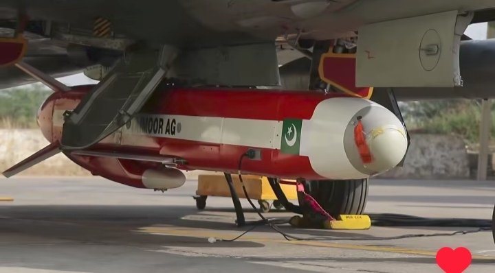 CallsignViper0's tweet photo. Breaking 🔥
Pakistan Air Force successfully tested the indigenously developed Taimoor cruise missile on 3 January 2026.
The 600-kilometer air-launched missile targets land and sea with high precision and defence evasion capability.
#PakistanAirForce #PAF #taimor #breaking https://t.co/QvQ13UI1e4