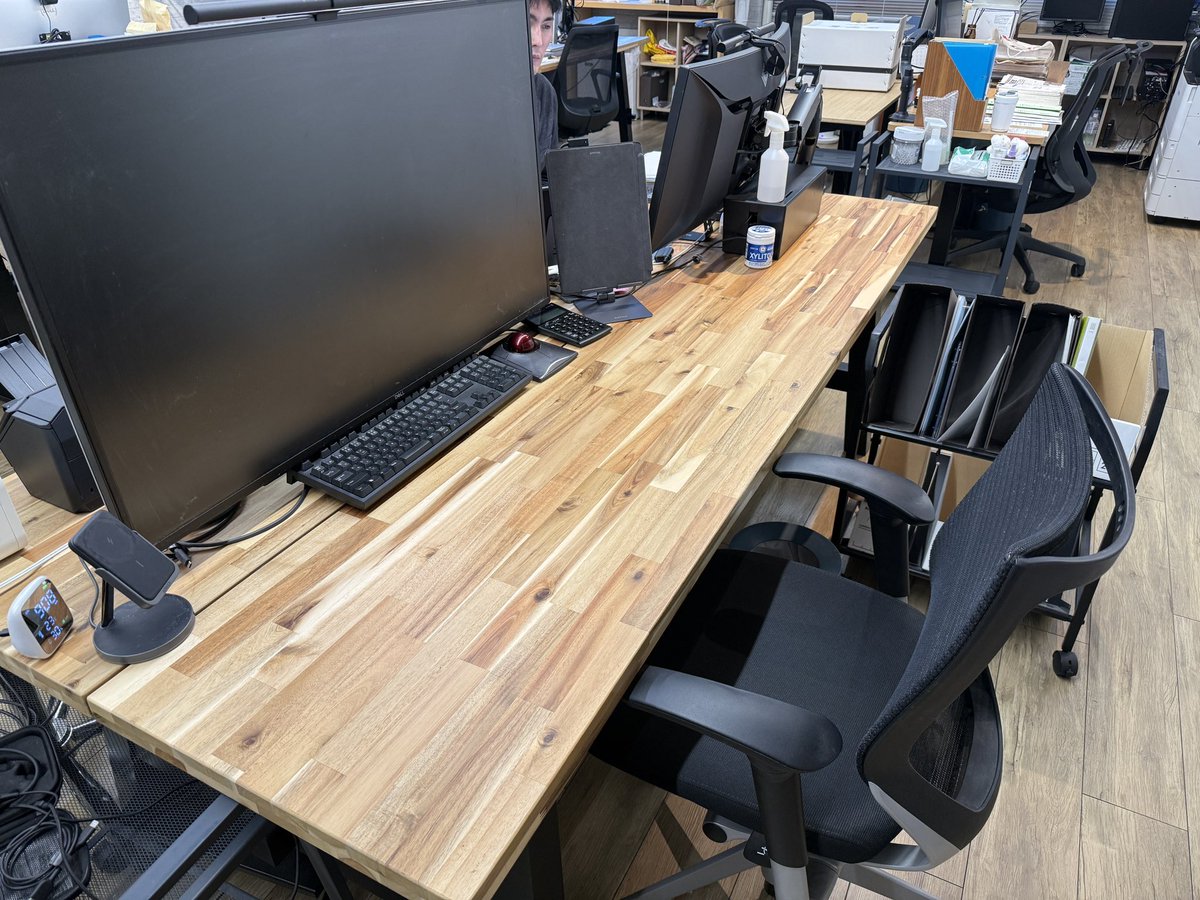 centuria's tweet photo. 初出社して机の周り掃除。年越し前にやるべきだけど、始業前に間に合った。溜めた仕事もやっていこう。 https://t.co/ifzTdiN7Ov