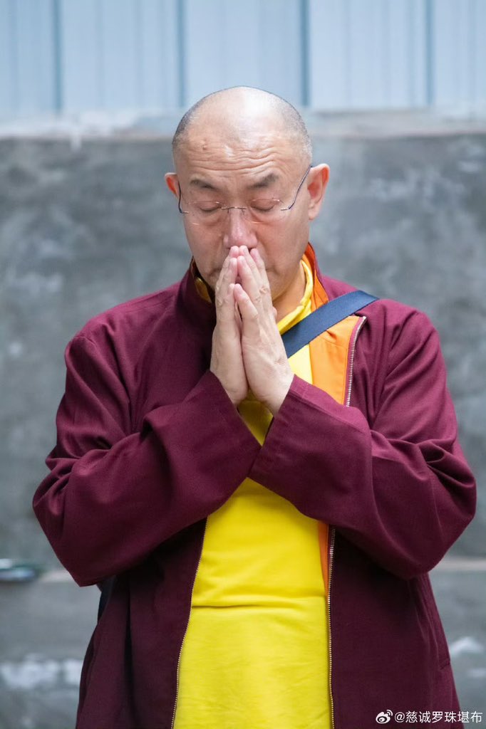 ☀️慈誠羅珠堪布

在修行的道路上最重要的就是找到一位真正的善知識，其次是自己的努力和堅持。

—————2026/1/3🌷