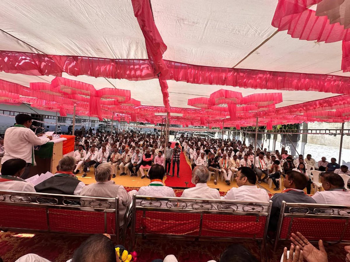 shaktisinhgohil's tweet photo. भावनगर जिला कांग्रेस कमेटी द्वारा पालीताना में आयोजित बैठक में शामिल होना मेरे लिए अत्यंत सुखद रहा। कांग्रेस परिवार के मित्रों से प्राप्त स्नेह के लिए हार्दिक धन्यवाद। जिला कांग्रेस कमेटी द्वारा यह बैठक बहुत ही सुव्यवस्थित ढंग से आयोजित की गई थी।
ભાવનગર જિલ્લા કોંગ્રેસ સમિતિ આયોજિત પાલીતાણા ખાતેની મિટિંગમાં ઉપસ્થિત રહેતા આનંદ થયો . કોંગ્રેસ પરિવારના મિત્રો તરફથી મળેલા પ્રેમ બદલ હાર્દિક આભાર . જિલ્લા કોંગ્રેસ સમિતિ દ્વારા ખુબજ સરસ આયોજન થયેલ હતુ.