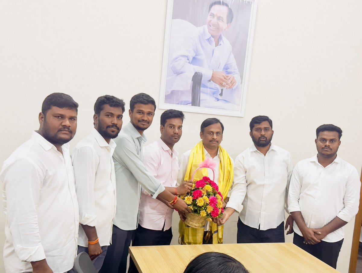 KatamShiva_OU's tweet photo. హైదరాబాద్ :

తెలంగాణ భవన్  లో #BRSV రాష్ట్ర అధ్యక్షులు శ్రీ @GelluSrinuBRS గారిని మర్యాద పూర్వకంగా కలిసి నూతన సంవత్సరం శుభాకాంక్షలు తెలియజేడం జరిగింది.💐💐🙏

Gellu Srinivas Yadav https://t.co/LxFUONW1lT