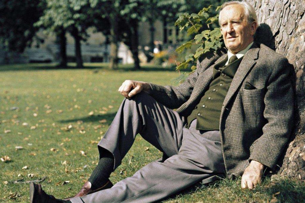 mariobianchi18's tweet image. Il #3gennaio 1892 nasceva #JRRTolkien. Ha costruito dal '37 per 12 anni un mondo alternativo, romantico e feroce, abitato da creature bizzarre che onorano le leggi primordiali della vita. Un'inventiva antiprogressista alimentata dalla passione per le antiche lingue e mitologie.