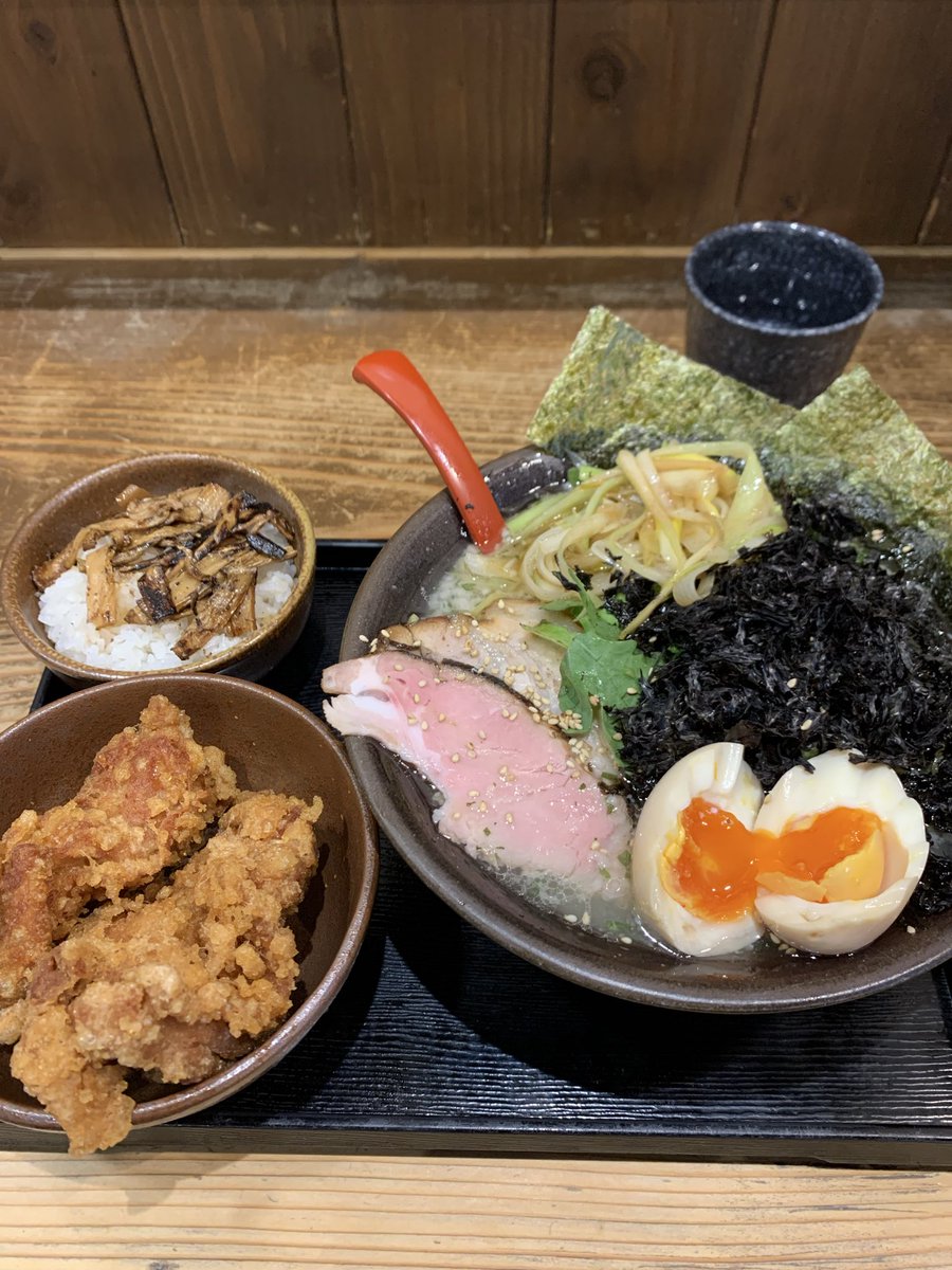 2025のラーメン納めは岩本屋さん🍜

安定すぎて好き😊

唐揚げが絶品😊

#岩本屋
#ラーメン納め