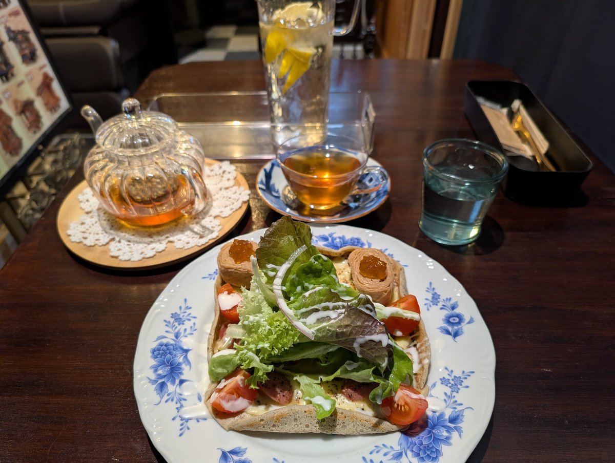 tsukii_takeru's tweet image. そして山鉢様の
"日光湯葉がれっと"
を食べました🍴

2026年最初の客だったようで…笑
オシャレなお部屋で、
ガレットも生地しっかりめで
湯葉の味も染みてて美味でした😋
(ﾊｼﾞﾒﾃﾅﾉﾆﾏｴﾓｷﾀｷｶﾞ…ﾕﾒｶﾅ…??)

そして帰りは大好きな
金谷ホテルベーカリー様の
クロワッサンも買った🥐