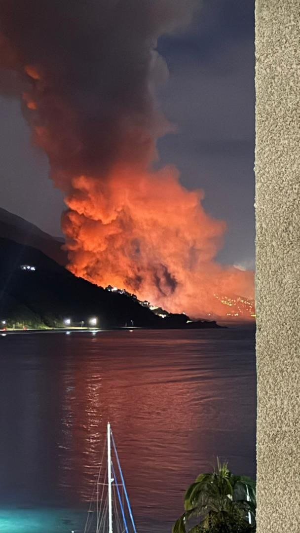 josharellano's tweet image. Podrá gustarnos o no el régimen de Nicolás Maduro  que gobierna Venezuela, pero hay que estar muy desquiciado para apoyar lo que está haciendo USA está noche.

Esto señoras y señores es  terrorismo a gran escala.  Hoy comienza el REAL declive de Venezuela

#USAterrorista