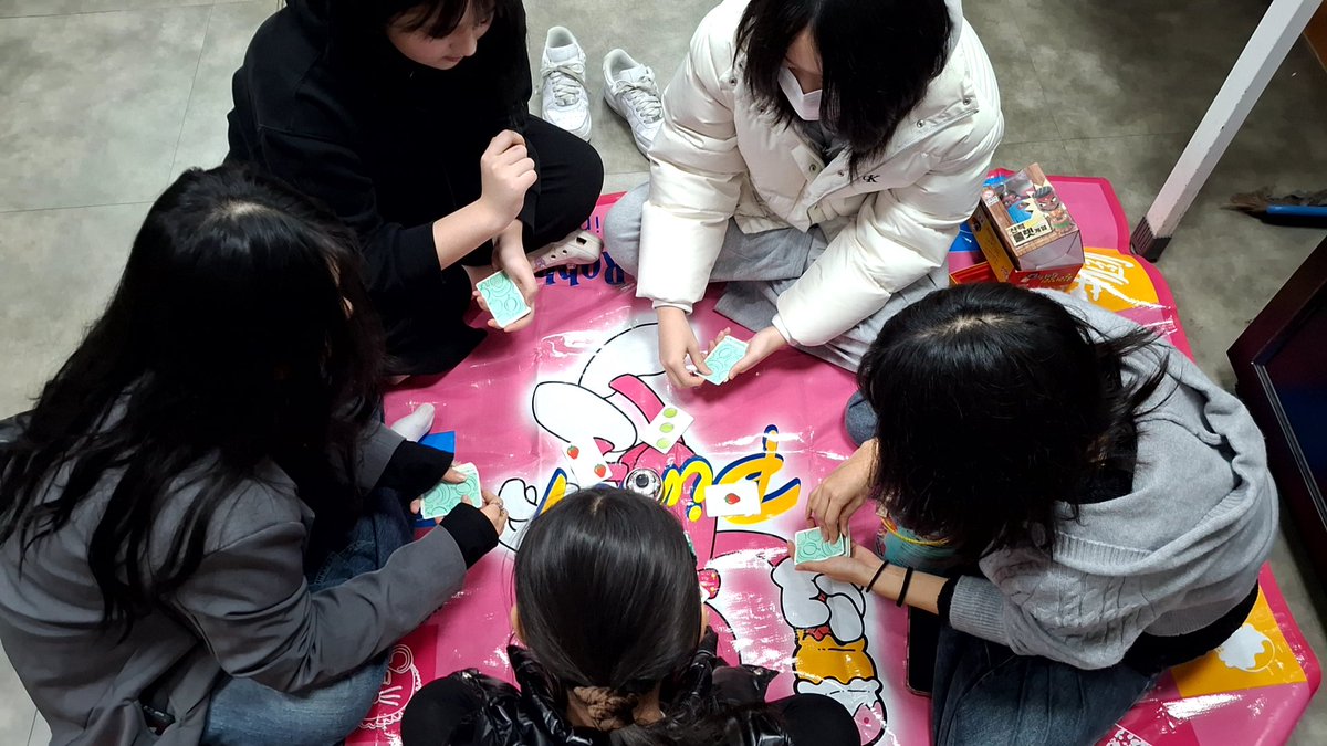 Prism_Changwon's tweet image. 2025 창원ㆍ마산프리즘
크리스마스 전시회 사진🎄✨

학생들이 정성껏 준비한 연말 전시에 정말 많은 분들이 방문해 주셨습니다! 
매년 이어지는 행사 인만큼, 다음에는 또 어떤 작품들이 보여질지 벌써부터 기대되네요☺️