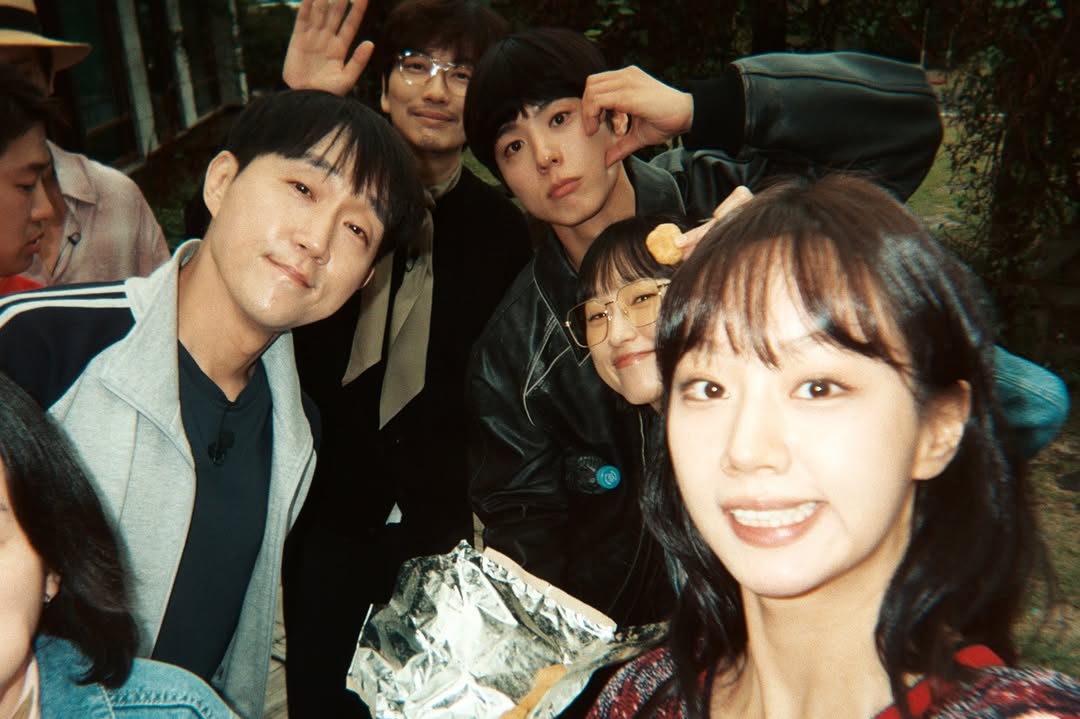 kdrama_menfess's tweet image. •kdm• Reply 1988 10th Anniversary filming behind the scene photos