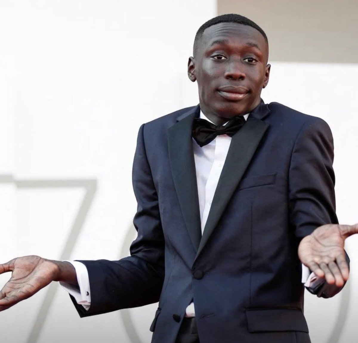 benjimk's tweet photo. Notre confrère congolais peut devenir multi-millionnaire comme Khaby Lame en 2020. Et franchement, on peut bien l’aider à y arriver.

Grâce à sa passion remarquable, il est devenu une star lors de la CAN 2025.

Il reste debout pendant 90 minutes à chaque match de la RDC, main levée et figé comme une vraie statue de Lumumba.

Il a été repéré par les médias, et c’est comme ça qu’il est devenu viral.

Et je suis convaincu qu’il peut transformer sa passion en un véritable business de plusieurs millions de dollars (contrats à 5 chiffres en $ / par mois).

Et cela, grâce à l’économie de l’attention, à cette ère du numérique.