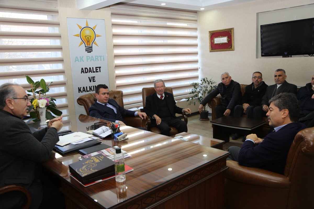 OsmanGokcek_'s tweet photo. Kırşehir Milletvekilimiz Necmettin Erkan ile birlikte Polatlı İlçe Başkanlığımızı ziyaret ederek ilçemizin sorunlarını istişare ettik. Nazik misafirperverlikleri için İlçe Başkanımız İlhami Teke’ye ve yönetimine teşekkür ediyorum. https://t.co/v9yPjYi1cI