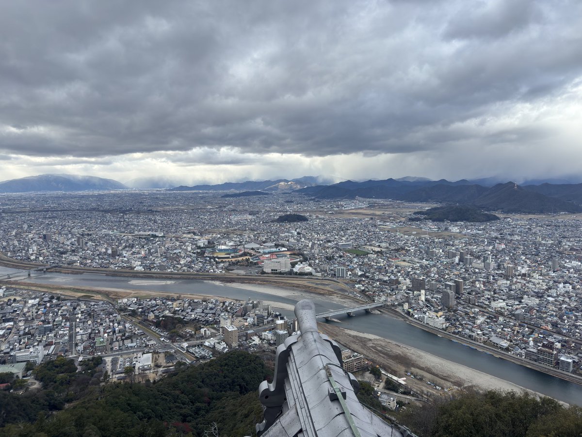 daruma171's tweet photo. 伊奈波神社→岐阜公���
せっかくなのでロープウェーに乗って岐阜城まで登りました！頂上からの眺めが最高だったけどめちゃくちゃ寒かったです。小鳩君と小佐内さんのパネルあって良かった！ https://t.co/eQ5Ov7mb9A