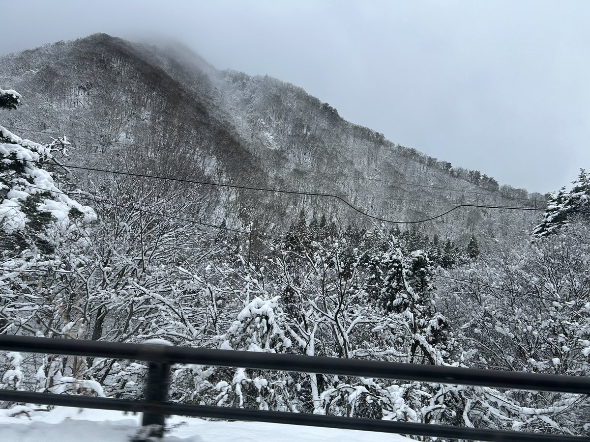 山形に向かう道、しっかり雪化粧❄️でも道に雪はなし。快適🚗