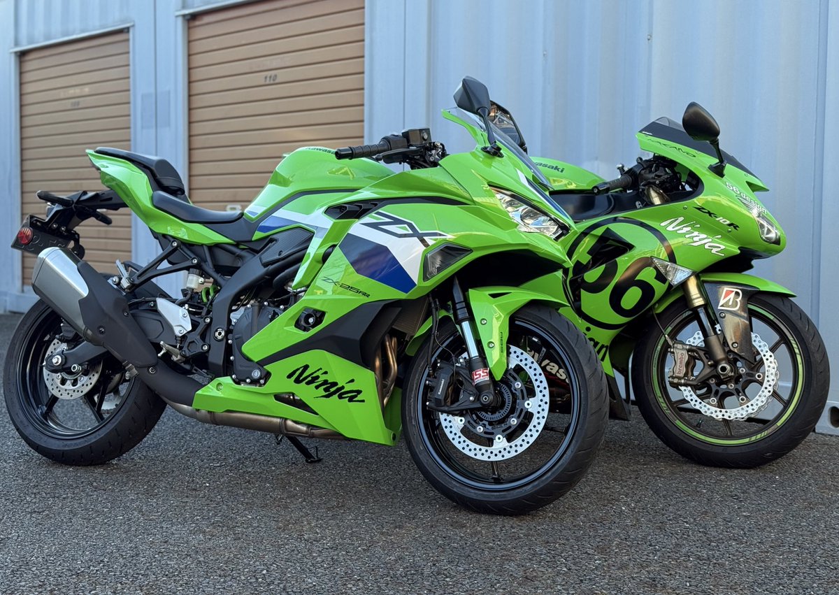 約48000円相当　デアリバイク 手前のNinja ZX25R 2025年250ccで電子デバイスモリモリ 奥のNinja