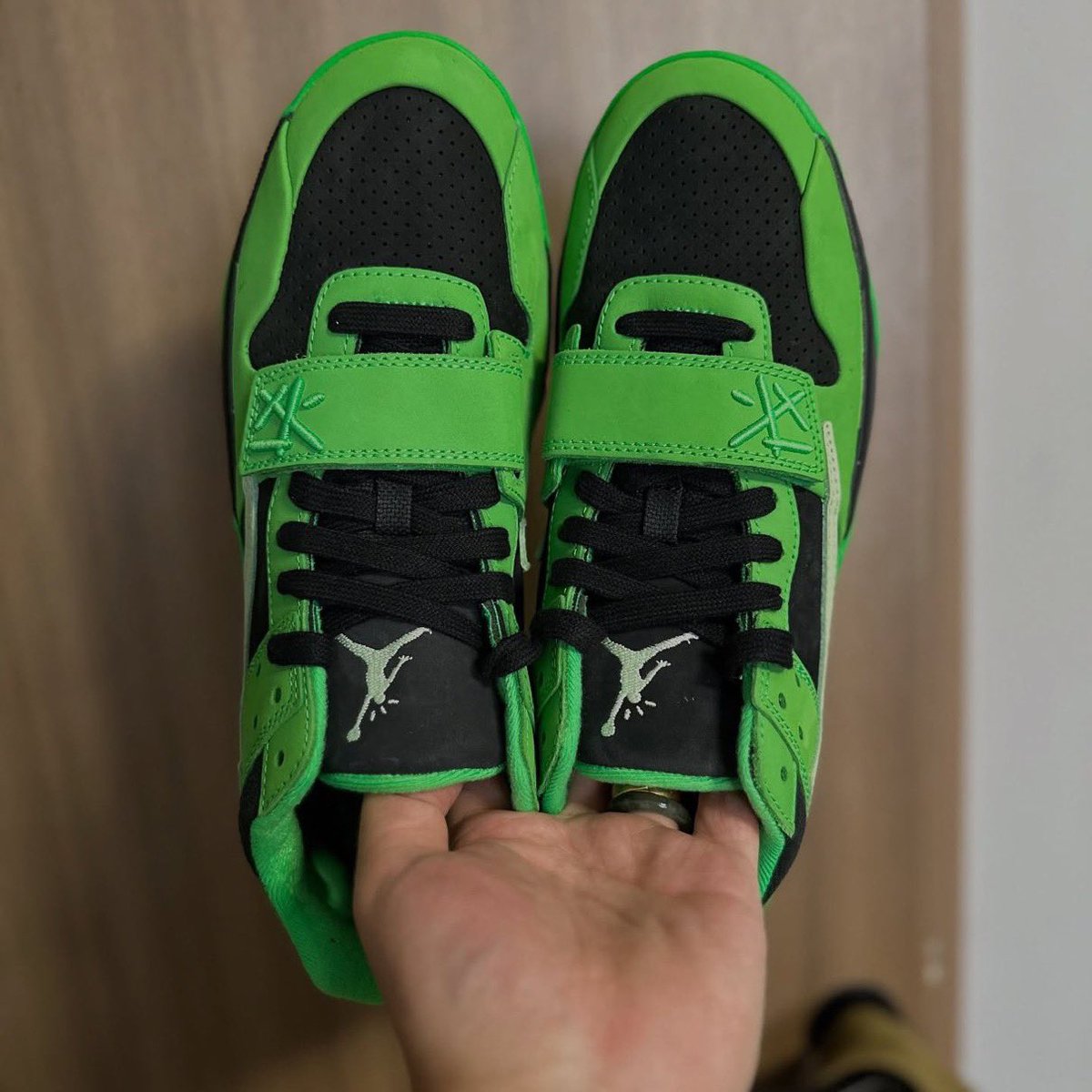 Travis Scott x Nike Jordan CJ1 T-Rexx “Green Spark”が現地時間3月27 