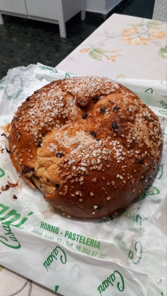 PepGranellTrave's tweet photo. Hay que empezar bien el día 😋
Fuimos a por #panettone y tuvo un detalle la señora con nosotros.Probad este #panquemao a ver q os parece💪👌🧡
Naranja y #chocolate
#Panadería Casaní #Valencia
#BuenosDias #gastrolovers #cuisine #bolleria #sabado #twitter #gastronomía #eat #Food https://t.co/YfbqMKgwef