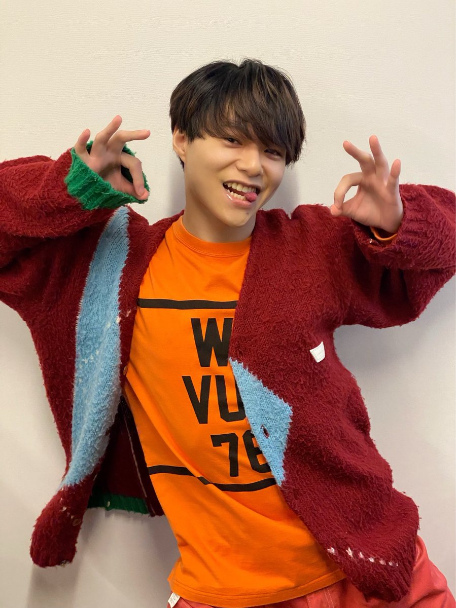 srnicoy's tweet photo. 【 スパドラの踊るお母さんこと #志村玲於 】
EBiDAN SUPER★DRAGON 最年長 

Instagram : 紅茶Butler
https://t.co/pB88udeHSl

個人ファンクラブ : Prayer
https://t.co/Y47wFiXtkW

ハッシュタグ : #れおしば 

Weverse : コミュニティ
https://t.co/wbgJVtN1Vu

YouTube : 公式(スパドラTV etc.)
https://t.co/qMqhecFJ2W

YouTube：志村玲於 100問100答
https://t.co/xWNwGraSiT

YouTube：EBiDANバスケ部
https://t.co/tRAaSHAIiq

TikTok：公式
https://t.co/R6bguSNY4k

その他
スターダスト
https://t.co/PeOOvw1ocn

SUPER★DRAGON
https://t.co/NITOeq7K0M

志村玲於
https://t.co/jU8fCmThDA