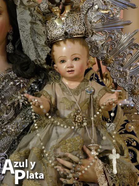 “Ante el nombre de Jesús toda rodilla se doble en los cielos, en la tierra y en los infiernos.” (Filipenses 2,10)

#dulcenombredejesus 

📷: Azul y Plata