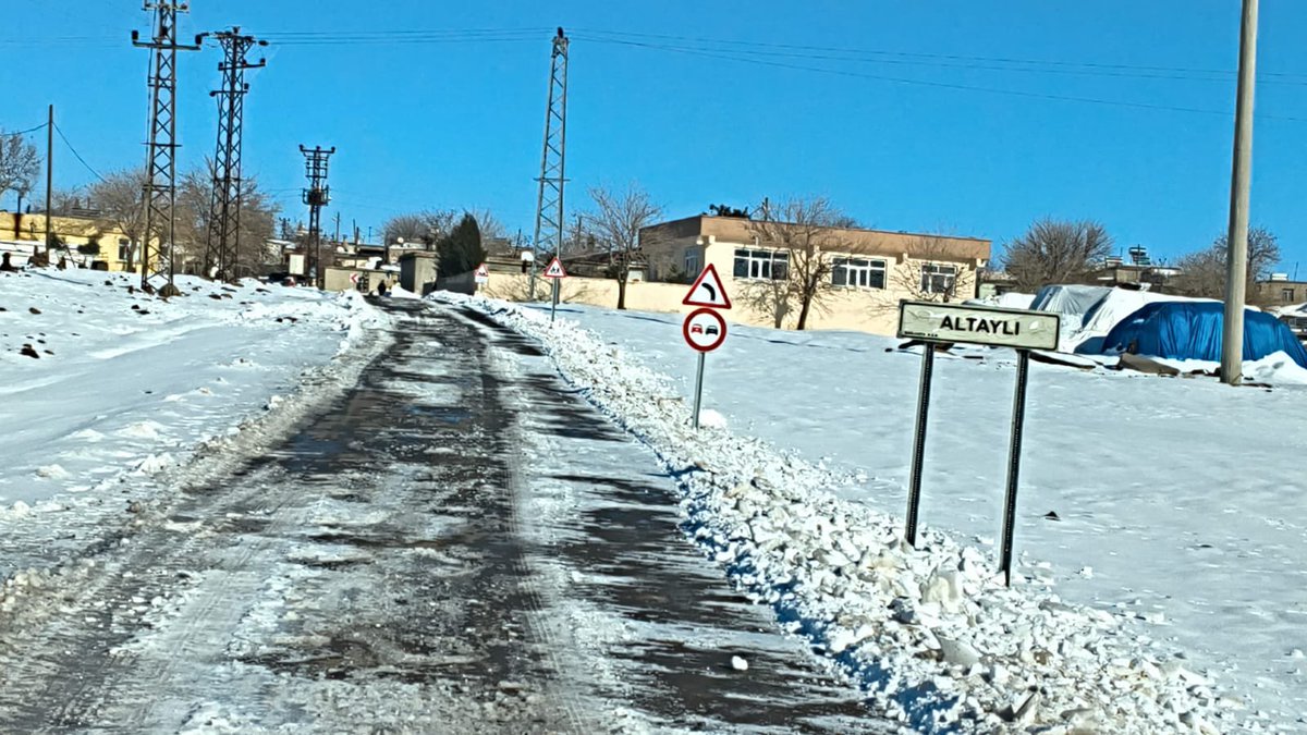 KIRSAL HİZMETLER DAİRE BAŞKANLIĞI Siverek ilçesine  bağlı altaylı kazgül hamamcıören alacık keçikuyusu gürbüzler Bağcı katır kuyu yeniküy bulanık dağbaşı Karahan koçyiğit güvercin halfalar karataş eskihan güzergahinda  tipi ve yoğun kar yağiş nedeniyle kapanan yoları kar