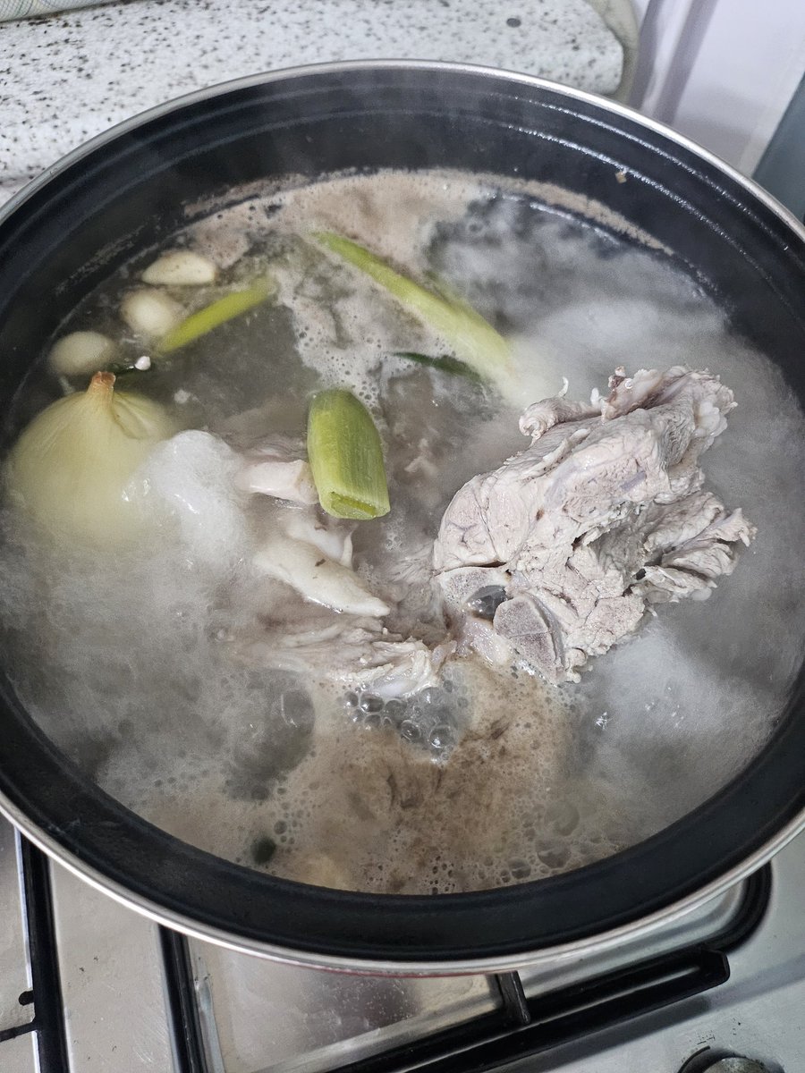 star_FD_'s tweet photo. 해가바껴도
난 일벌리기 선수구나ㅋㅋ
등뼈 싸게파는거에 혹해서
사서는
핏물빼고 삶아내고
결국 감자탕을 하고있네ㅋㅋ
이걸로 소주한잔해야겠다 🍶 https://t.co/BEGt0TM4go