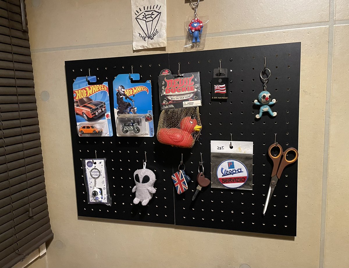 yoppy41's tweet image. 休み中に部屋片付けるって思ってるが、もう明日で終わるやん。進んでないやん。
ダイソーでパネル2枚買ったが、取り付けるの意外と大変だったやん。