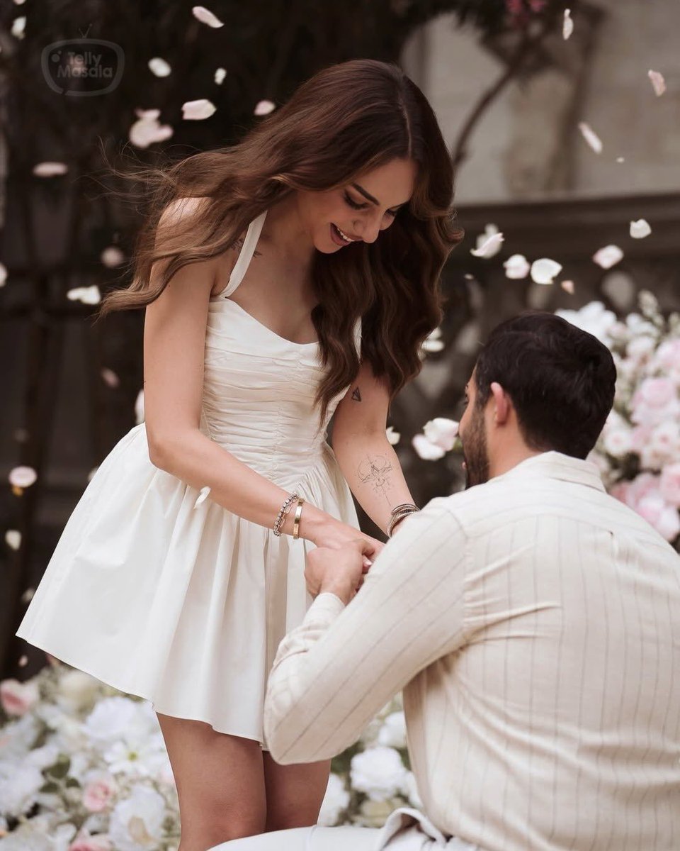 tellymasala's tweet photo. Bigg Boss 10 fame Nitibha Kaul gave fans a glimpse of her dreamy engagement celebrations with her boyfriend. 💍✨The couple looked radiant as they shared their special moments, spreading love and joy on social media. ❤️
#NitibhaKaul #EngagementGoals #BiggBoss10 #tellymasala https://t.co/QFy7s47Pxz