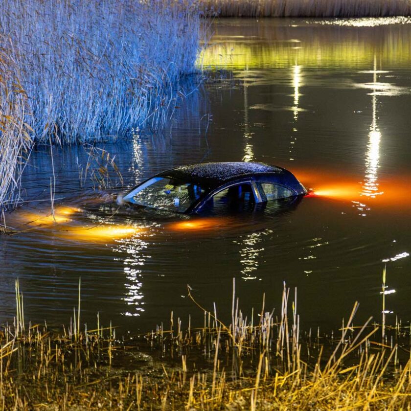 Auto in sloot door gladheid op A6