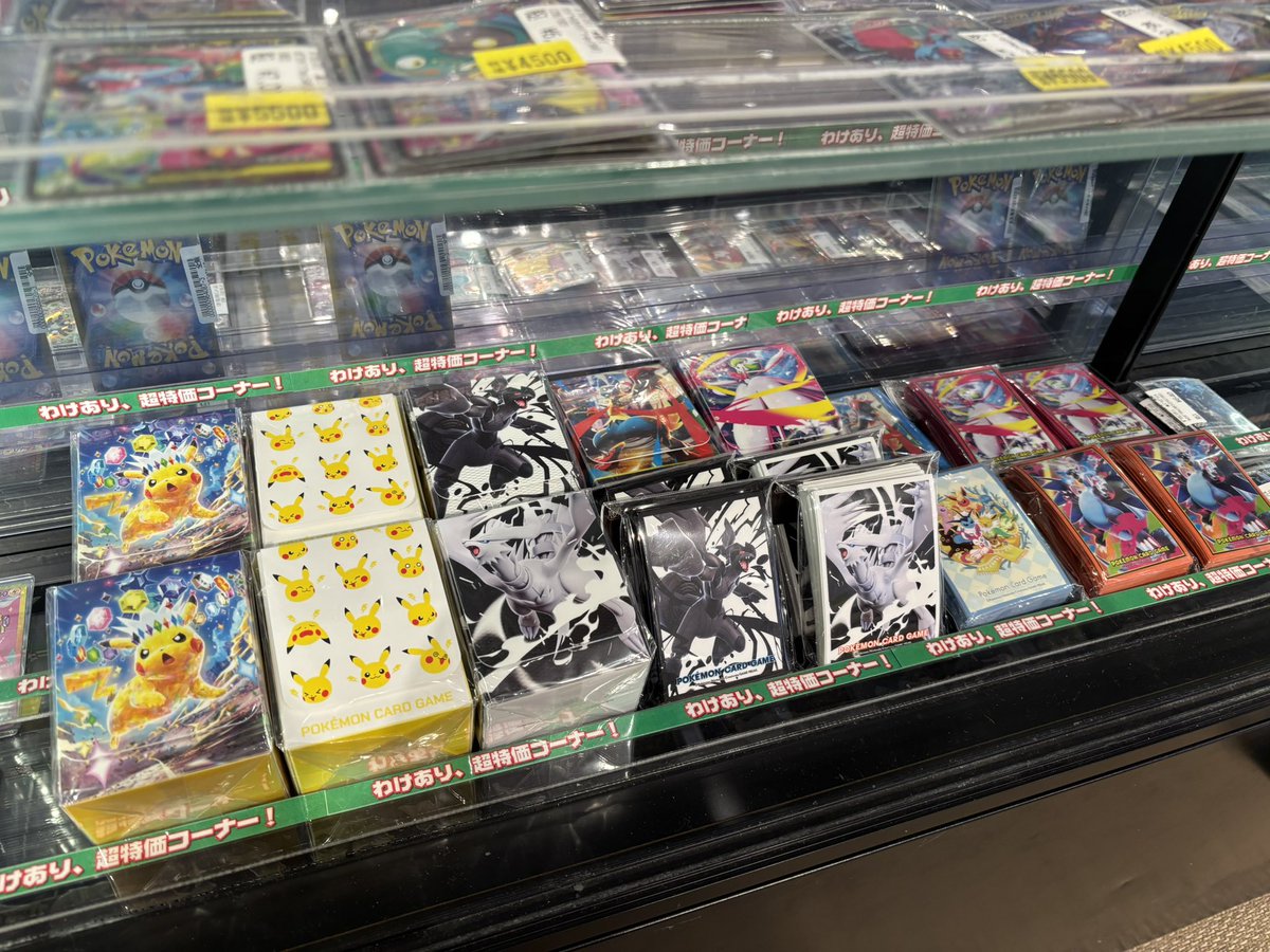 サプライ売り場いっぱいのため こちらショーケースの空きスペースにて