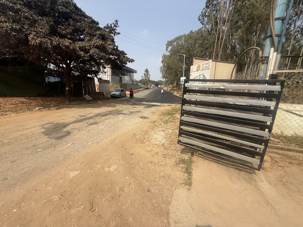 sujitpriyadarsi's tweet photo. @Aftab77Syed @PMOIndia @CMofKarnataka @BBCHindi @bbmpcommr @BBMPSWMSplComm @ResenhaBBMP @swaccha_bbmp This road serves multiple residential communities, including Sobha Windsor and other upcoming developments.

Why selective action? Roads are a right, not a favour.

@GBAChiefComm @BbmpEast @ArvindLBJP @DKShivakumar 
@BangaloreMirror @tv9kannada
@CivicOp_india https://t.co/buJPB0ccd3