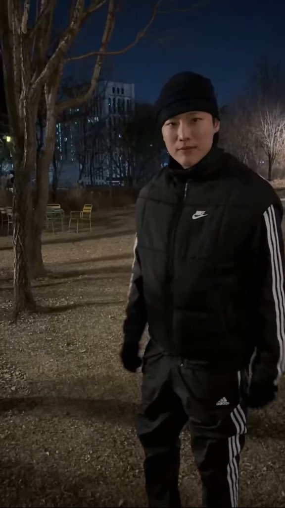 뭐하러온거야
맞짱신청하러온거야?
번호표뽑았어?
주민등록증 챙겨왔어?
서류작성했어?
저기가서기다려그러면