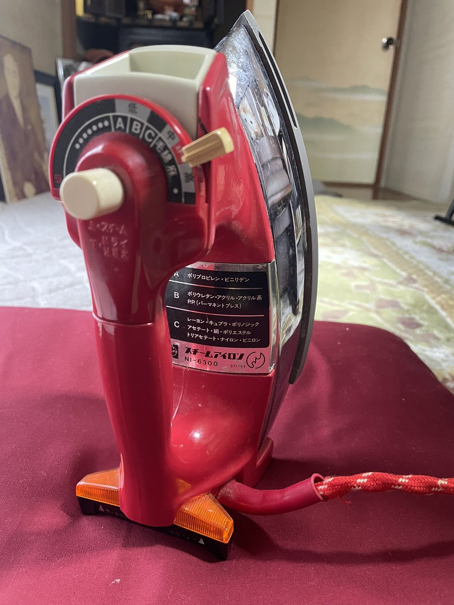 実家にあるレトロなアイロン(さっき使った)