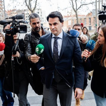 GermanGorraiz's tweet image. ¿El confeso tiene bula togada?
Caso Plus Ultra:Obligación de comparecer en el juzgado y prohibición de salir de España.
González Amador: Que no aparezca por el juzgado y que se vaya a Miami. 
Todo en orden.