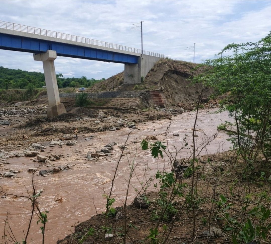 xysist's tweet image. Kenya Pedestrian footbridge vs Tanzania modern electric railway bridge