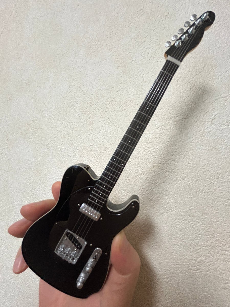 のっけから5弦しかついてない。オープンGチューニング。ストーンズや