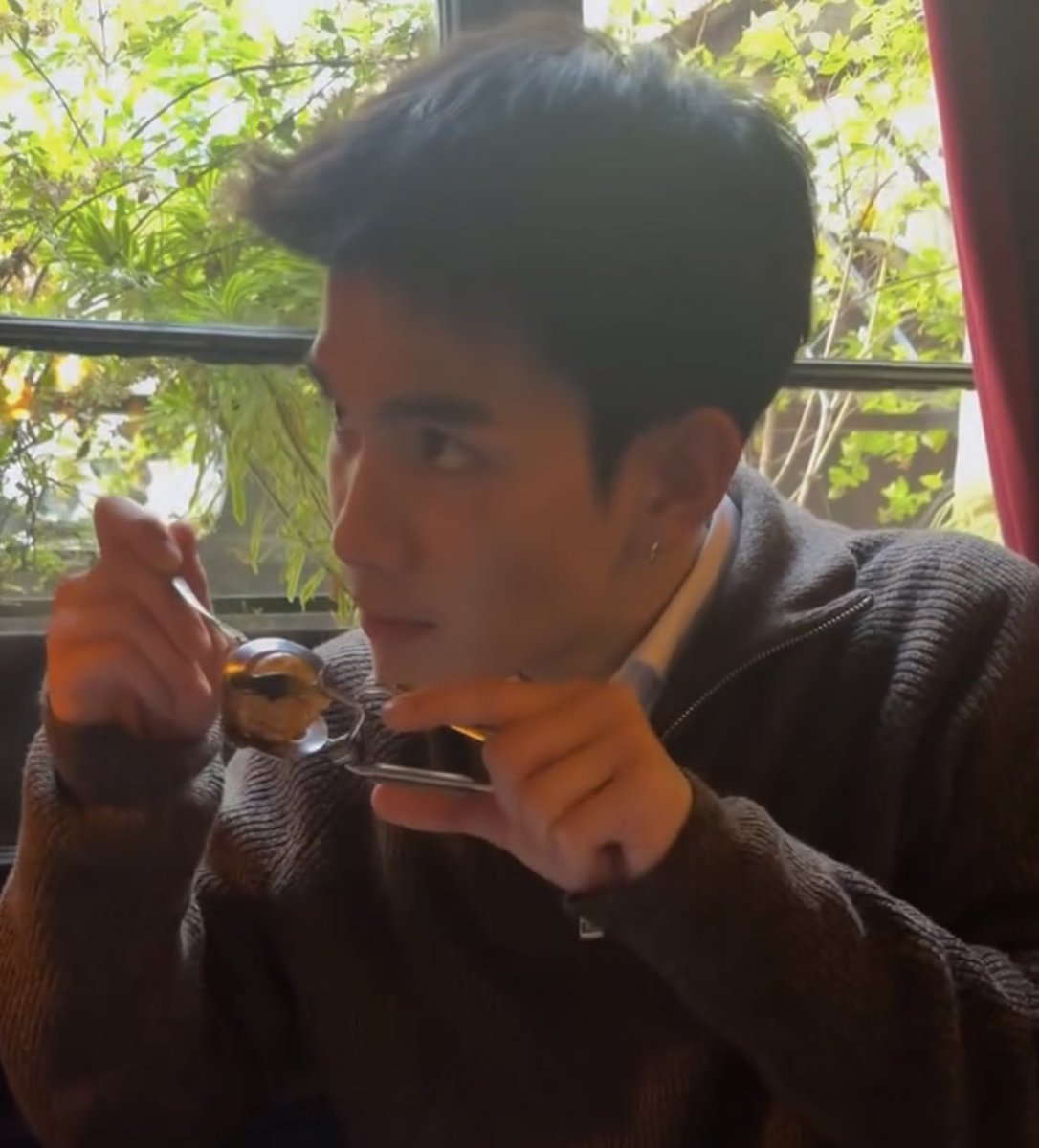 endless10x18's tweet image. น่ารักอ่า กำลังจะอีทๆ แต่น้องฟร้อนน่าจะถ่ายรูปให้ พี่ชายก็ทำตาแป๋วๆใส่กล้องเลย

@tawattannn 
#Fourthnattawat #โฟร์ทณัฐวรรธน์