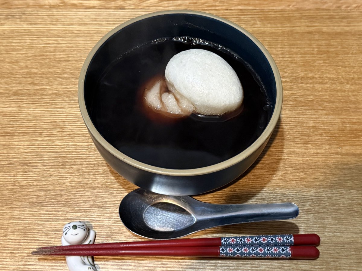 赤、白、黒のぜんざい食べ比べ。お次は黒。実際、真っ黒w
極小サイズとはいえ黒豆、小豆と同じ加圧15分では柔らかくならず、なおかつ、甘みも染みない。
結果、マズイ🤣
おせちの黒豆同様、一晩置かないといけんのかも。
ってことで、お餅だけ食べて、あとは明日まで寝かします😂