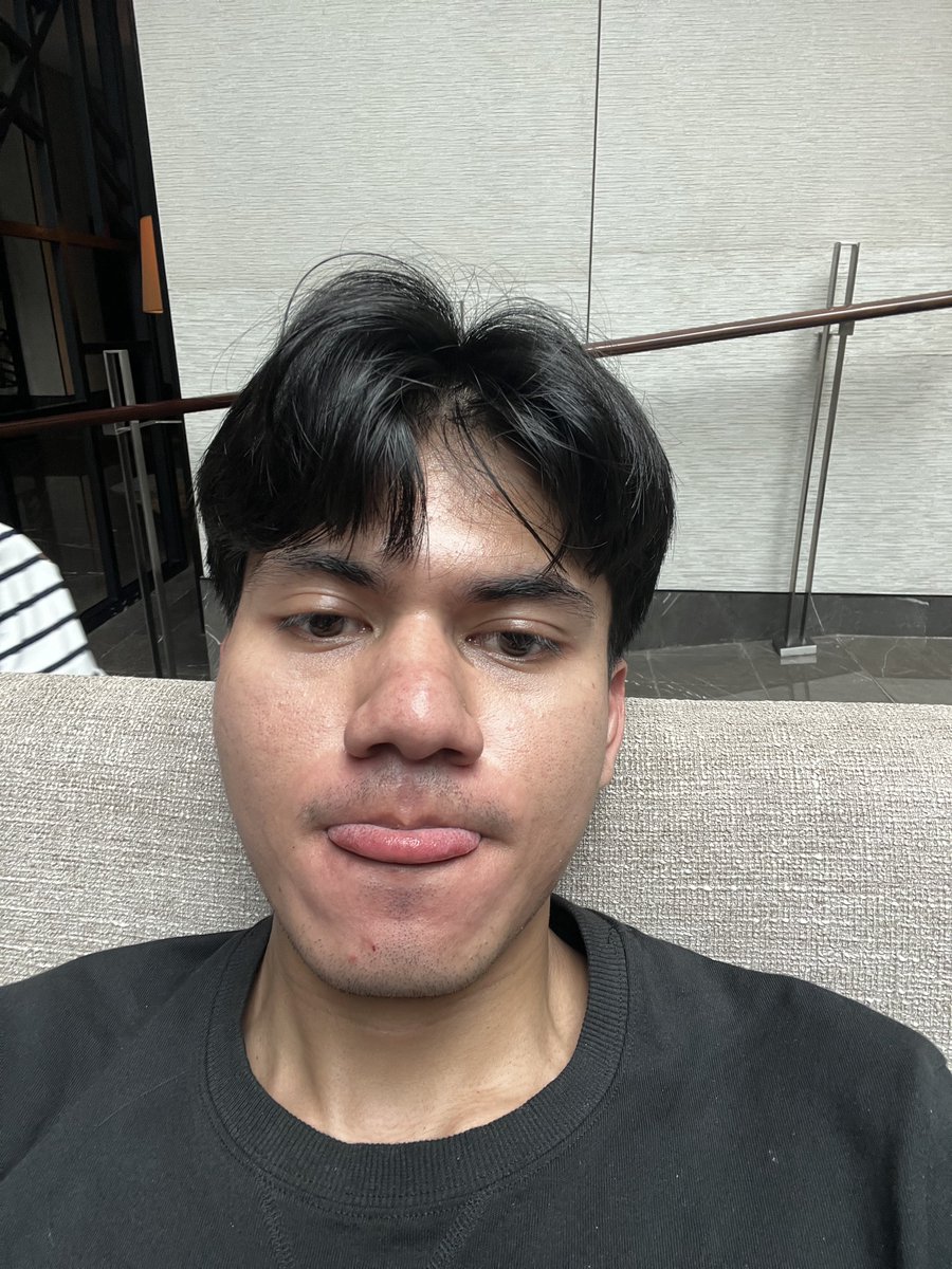 Roundoreoo's tweet image. Udah 1000+ selfies tapi si tender ga masuk masuk