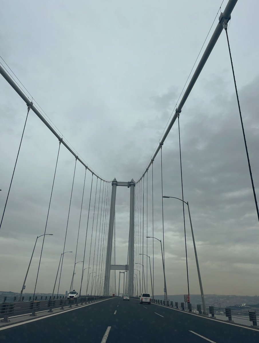 Bir Osmangazi köprüsü masalı 
Köprüden geçen her araç için firmaya toplam 57 dolar ödeniyor.
Bunun yaklaşık 20 doları vatandaştan,
37 doları ise hazineden, yani milletin cebinden çıkıyor.
Millet bunun farkında mı?