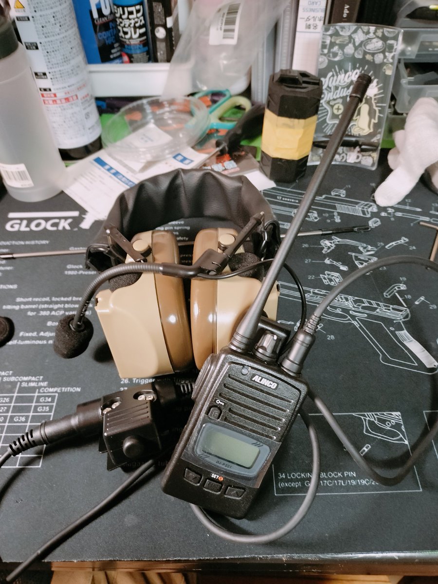 19190990aheahe's tweet image. ＃初軍拡
お嫁さんとのお買い物終えて帰宅したら注文してたトランシーバーとPTTが到着してました。ヘッドセット持ってたのでこれで無線ごっこ出来る！
問題はチーム内にヘッドセットはおろか無線、トランシーバー持ってる人が居ないってことですね。