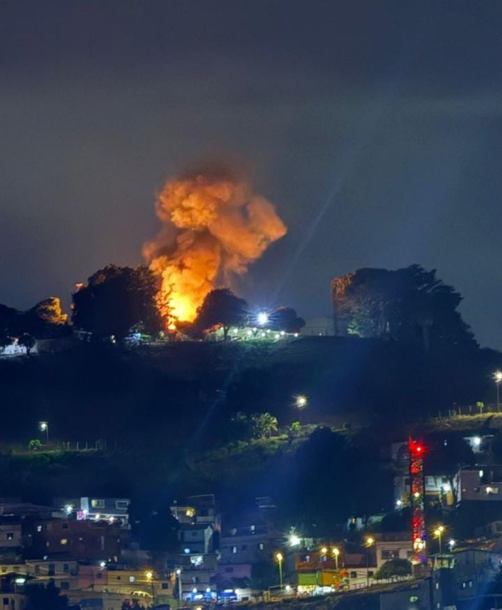 ElDatoIntern's tweet image. 🌐 #Venezuela | El Mausoleo del dictador Hugo Chávez ha sido bombardeado por EEUU.

Allí estaban los restos de Hugo Chávez. Ha quedado destruido.