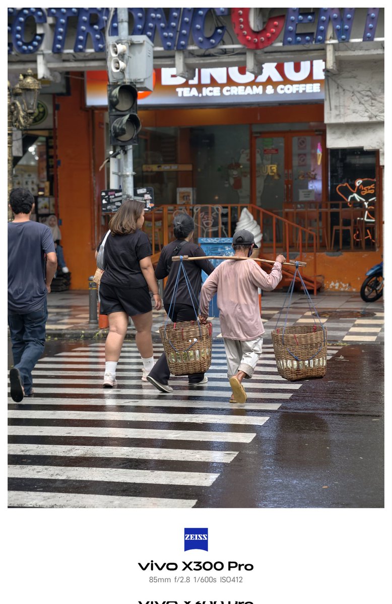 LFXED's tweet image. Tunjungan sehabis hujan. Berasa jalan di kayu tangan malang adem.