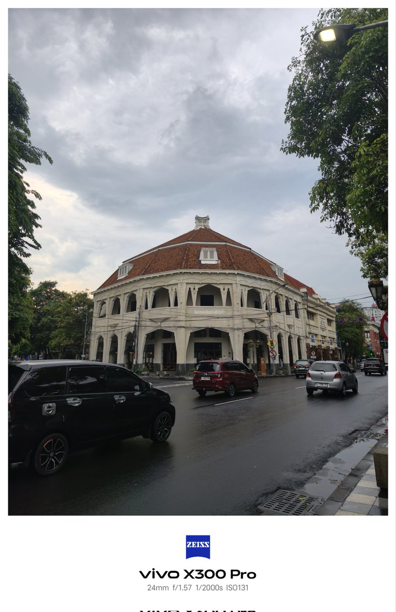 LFXED's tweet image. Tunjungan sehabis hujan. Berasa jalan di kayu tangan malang adem.