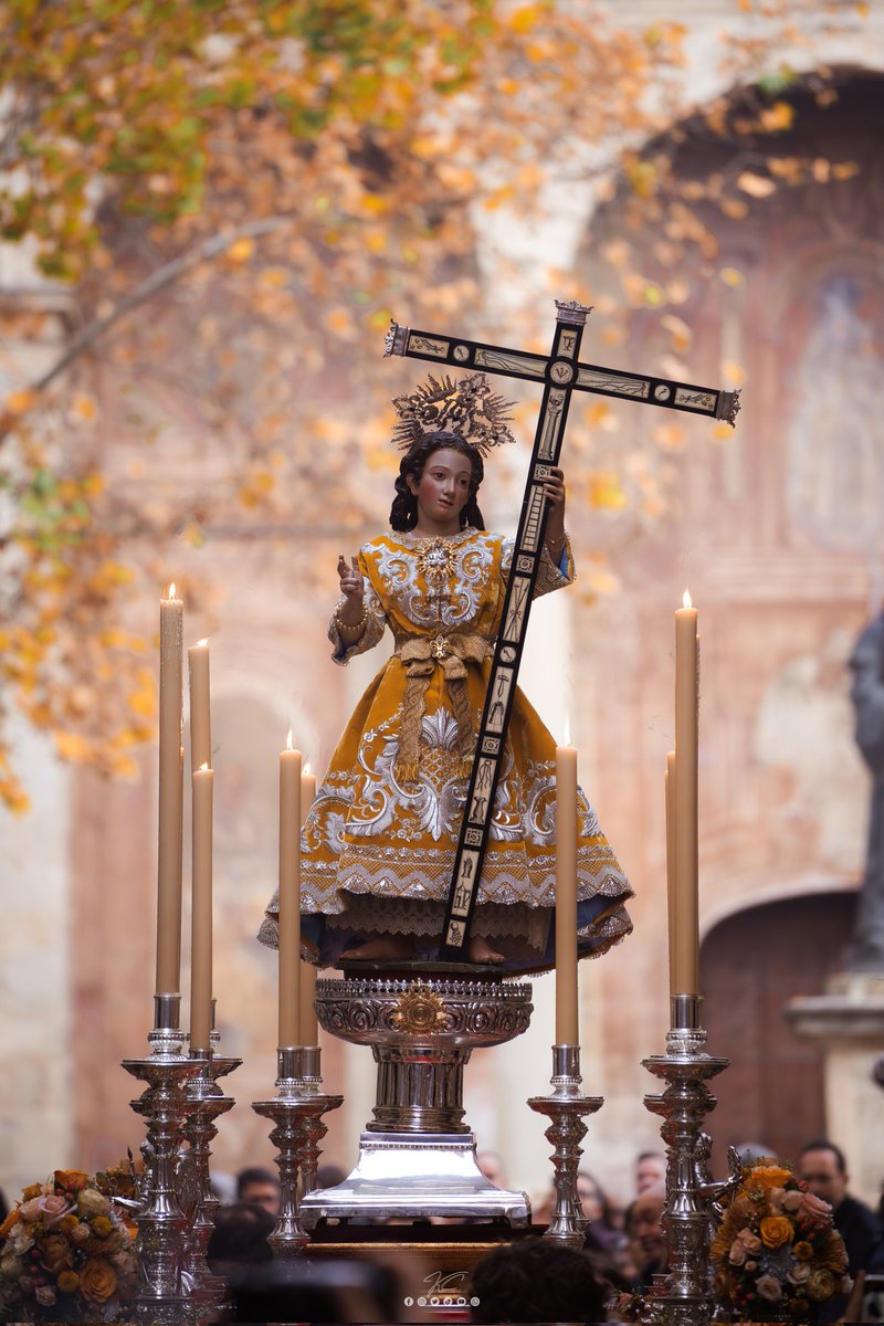 El 𝐃𝐮𝐥𝐜𝐞 𝐍𝐨𝐦𝐛𝐫𝐞 𝐝𝐞 𝐉𝐞𝐬𝐮́𝐬 ha recorrido las calles de Granada en esta tarde en una procesión gloriosa y regalándonos momentos únicos