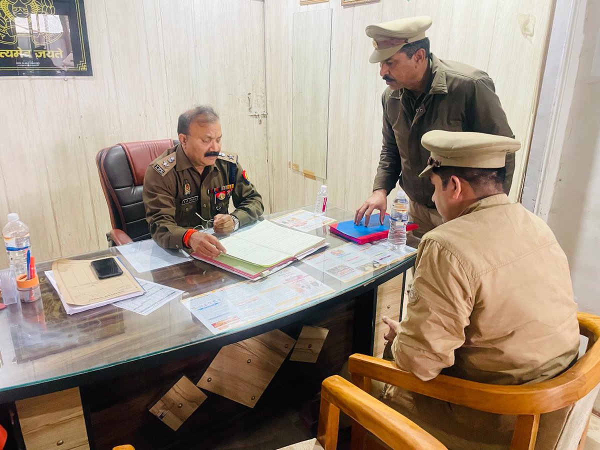 kanpurnagarpol's tweet photo. पुलिस उपायुक्त सेन्ट्रल द्वारा थाना कर्नलगंज का औचक निरीक्षण-

दिनांक 03.01.2026 को पुलिस उपायुक्त सेन्ट्रल, श्री श्रवण कुमार सिंह महोदय द्वारा थाना कर्नलगंज का औचक निरीक्षण किया गया। निरीक्षण के दौरान थाना परिसर, कार्यालय, मालखाना, शस्त्रागार, हवालात, अभिलेखों एवं अन्य व्यवस्थाओं का गहन अवलोकन किया गया।

निरीक्षण के समय पुलिस उपायुक्त सेन्ट्रल महोदय द्वारा थाना कार्यालय में रखे अभिलेखों, रजिस्टरों एवं अभिलेखीय कार्यों की जांच कर आवश्यक दिशा-निर्देश दिए गए। उन्होंने थाने की साफ-सफाई, अभिलेखों के अद्यतन, जनसुनवाई की गुणवत्ता, महिला हेल्प डेस्क की कार्यप्रणाली, महिला शिकायतों के त्वरित व संवेदनशील निस्तारण तथा कानून-व्यवस्था को और अधिक सुदृढ़ बनाए रखने हेतु संबंधित अधिकारियों/कर्मचारियों को निर्देशित किया।

पुलिस उपायुक्त सेन्ट्रल महोदय ने ड्यूटी पर तैनात पुलिस कर्मियों से संवाद कर उनकी समस्याएं भी सुनीं तथा आमजन के प्रति संवेदनशील, विनम्र एवं अनुशासित व्यवहार बनाए रखने पर विशेष बल दिया।
@Uppolice 
@Dcpcentralknr