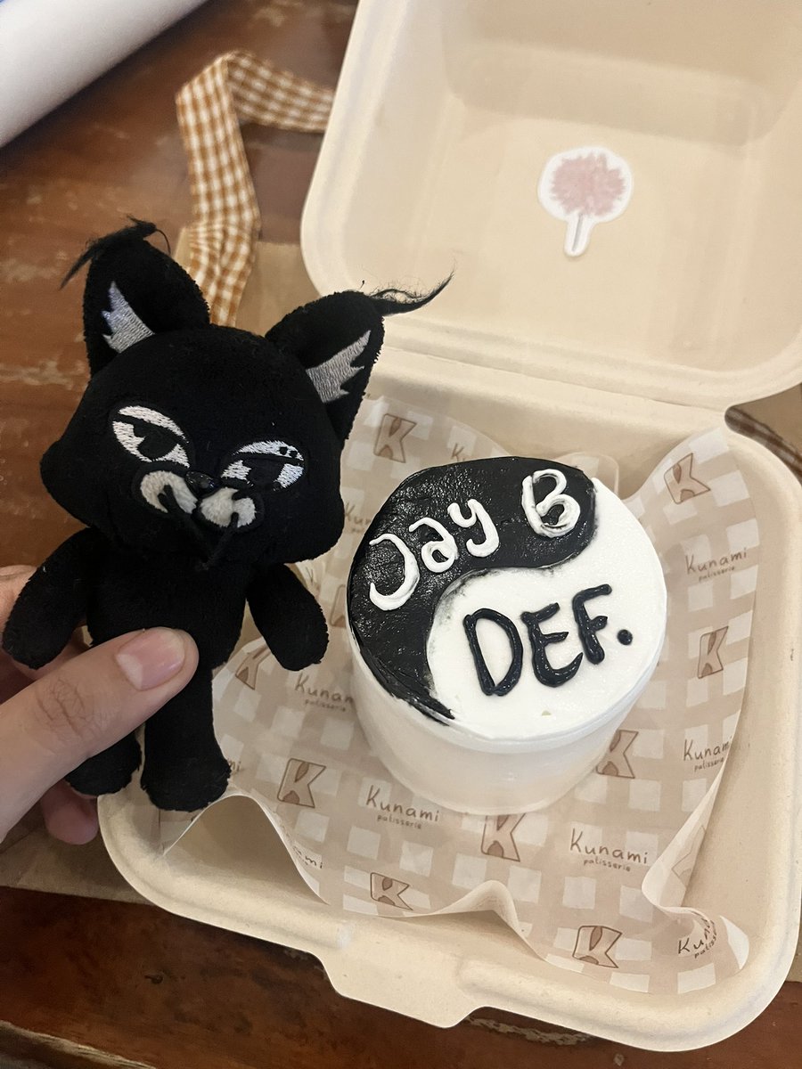 K_mhswr's tweet photo. thank you for the ☯️ cake kak~ @deeisdian 

#CountrysideBreezeJAYB #JAYB #제이비
@jaybnow_hr @peachbbom @beomnyoungie https://t.co/B5gBTi9k7C