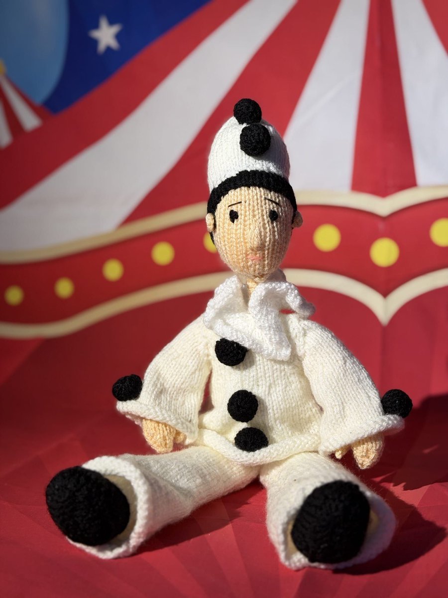 🎪 "The Christmas Circus is in Town" trail ENDS TODAY!
Pierrot is sad to be leaving Hertford, can you find him before he goes?
Find all 23 circus knits! Complete the trail &amp; enter to win a prize! Map: buff.ly/6T3YKgJ
Auction: buff.ly/47whWhy 
<a href="/HertfordTC/">Hertford Town Council</a>