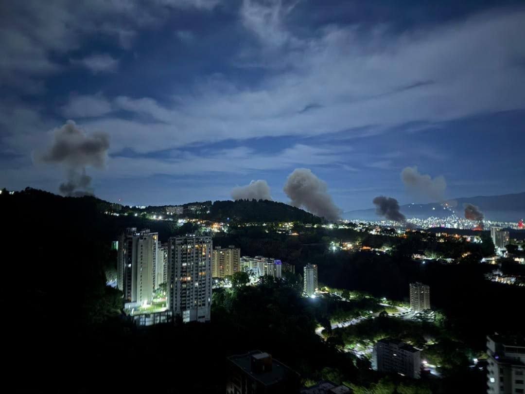 ActualidadRT's tweet photo. ⚡️ VIDEOS desde Caracas durante la agresión de EE.UU.

En las redes sociales surgen videos que captaron las explosiones en Caracas.

Según CBS News, la Administración estadounidense planeó atacar Venezuela ya en Navidad.

🔔MÁS INFORMACIÓN: https://t.co/pgDKss6fbW https://t.co/vH4WeStWJf