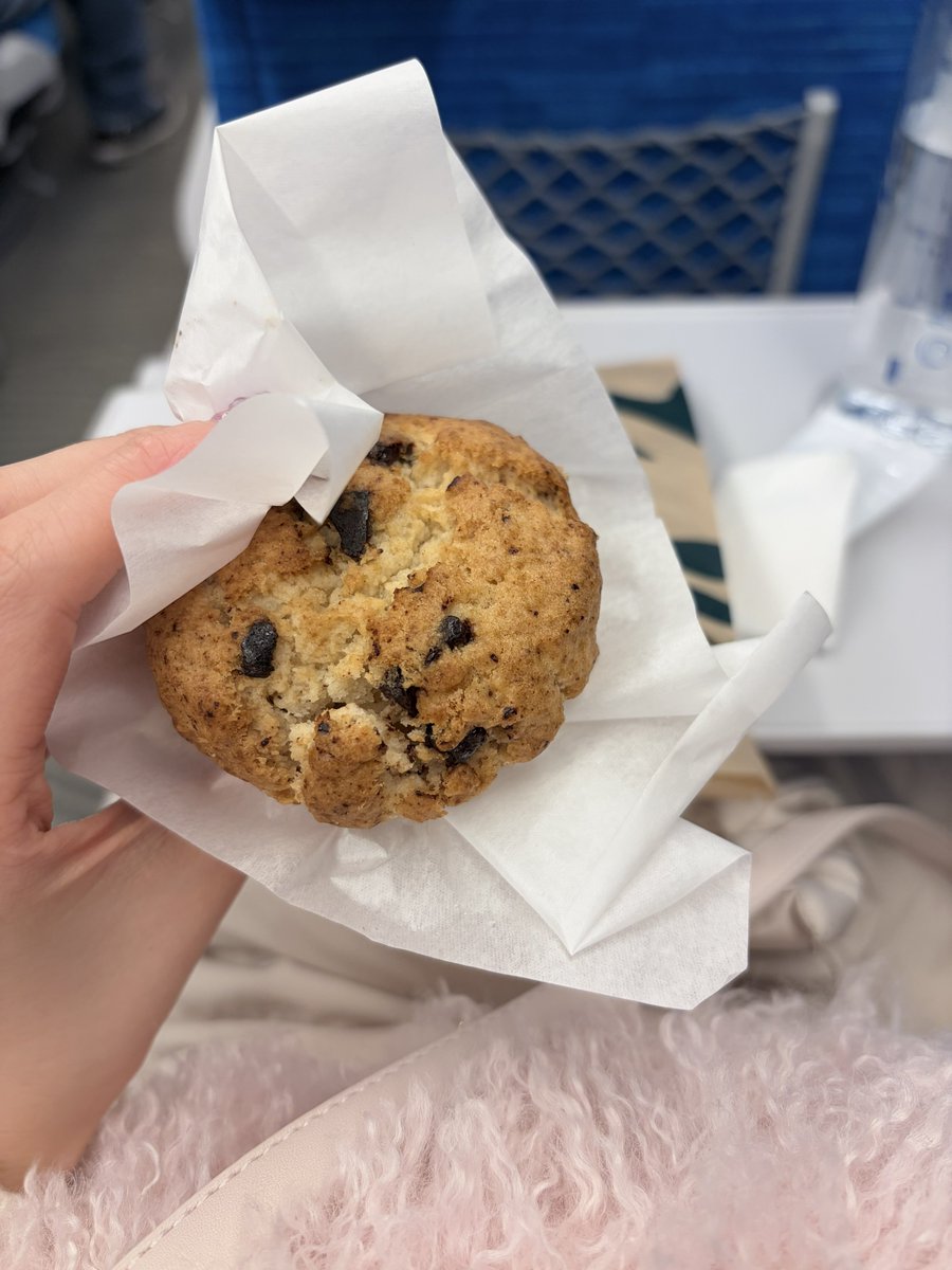 スタバのスコーン小さくなって悲しい🥲

あとキラキラメイクとキラキラお洋服で陽キャのコスプレしてる時以外店員さんに話しかけられるのしんどすぎて鬱。すっぴんで帰省する時に話しかけないでくれ！前の人に話しかけてるの見て並んでて苦しいンゴ！