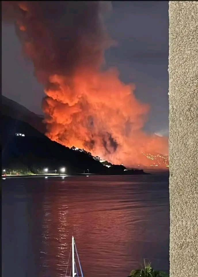 Latido_Izquierd's tweet image. 🚨 ALERTA! Gobierno de Estados Unidos ataca Venezuela!! 

Denunciamos y demandamos URGENTE reacción de la comunidad internacional contra criminal ataque perpetrado contra Venezuela. 

¡Venezuela No Está Sola! 🇻🇪

#ManosFueraDeVenezuela
#CubaConVenezuela